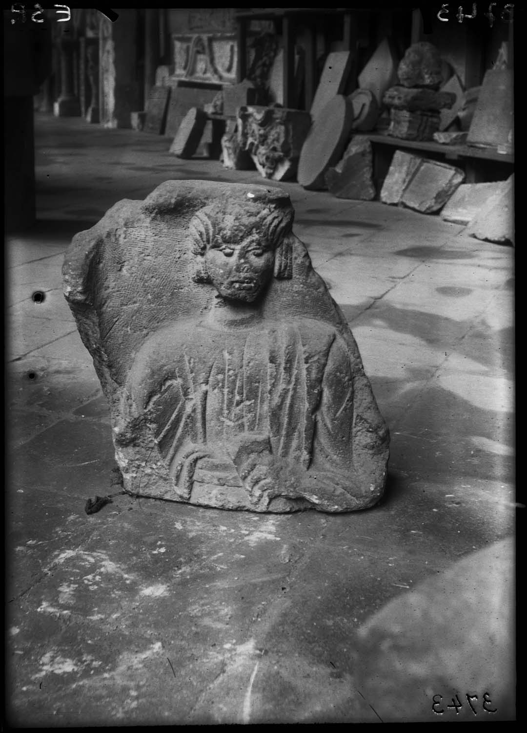 Fragment de stèle avec le buste d'une femme tenant un gobelet (?)