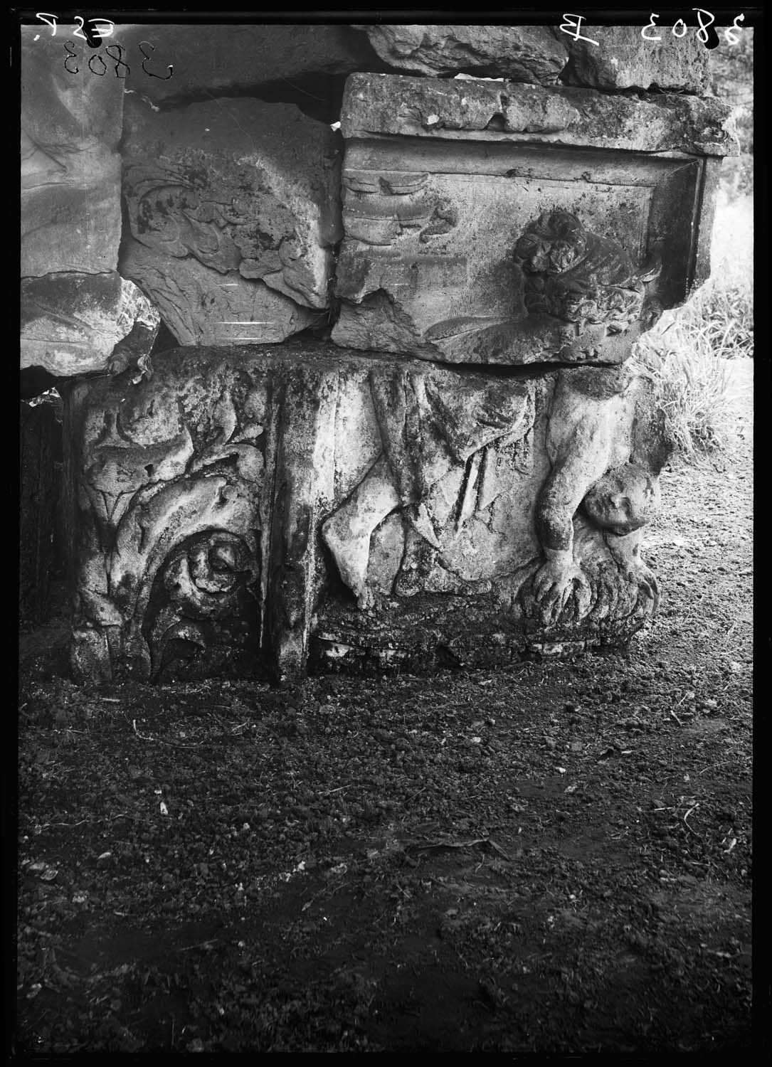 Blocs sculptés provenant d’un pilastre d’angle