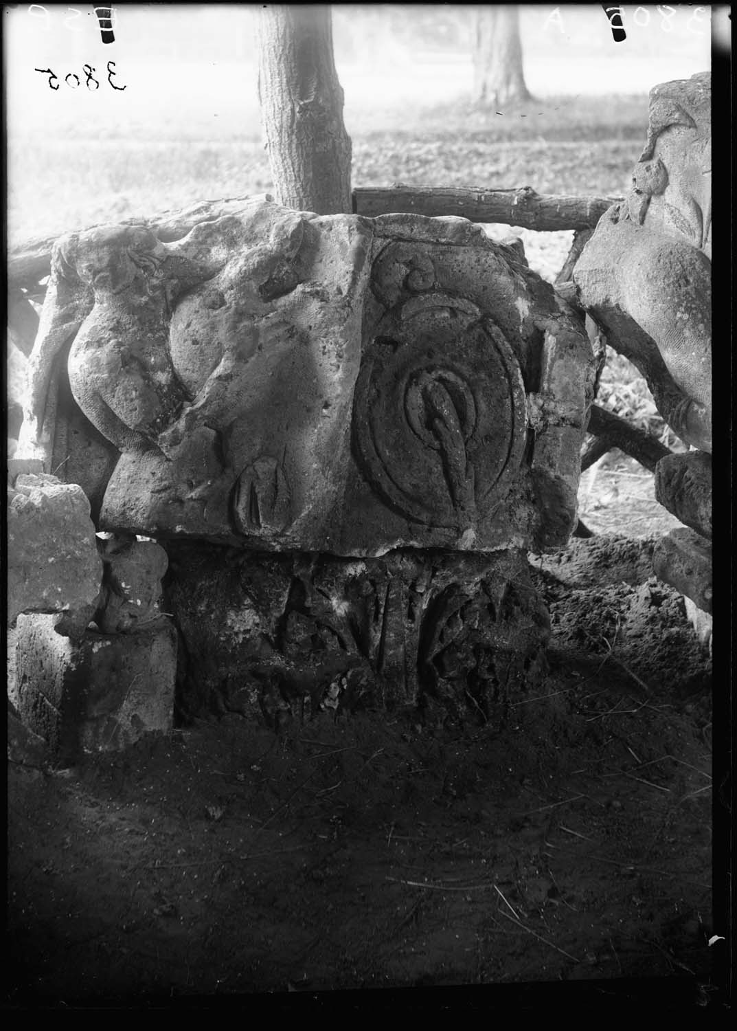 Fragment de bloc sculpté avec Léda et le cygne