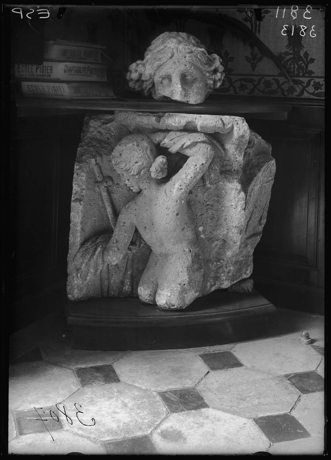 Fragment sculpté d’une tête d’Ariane (?) et autre fragment avec une Bacchante