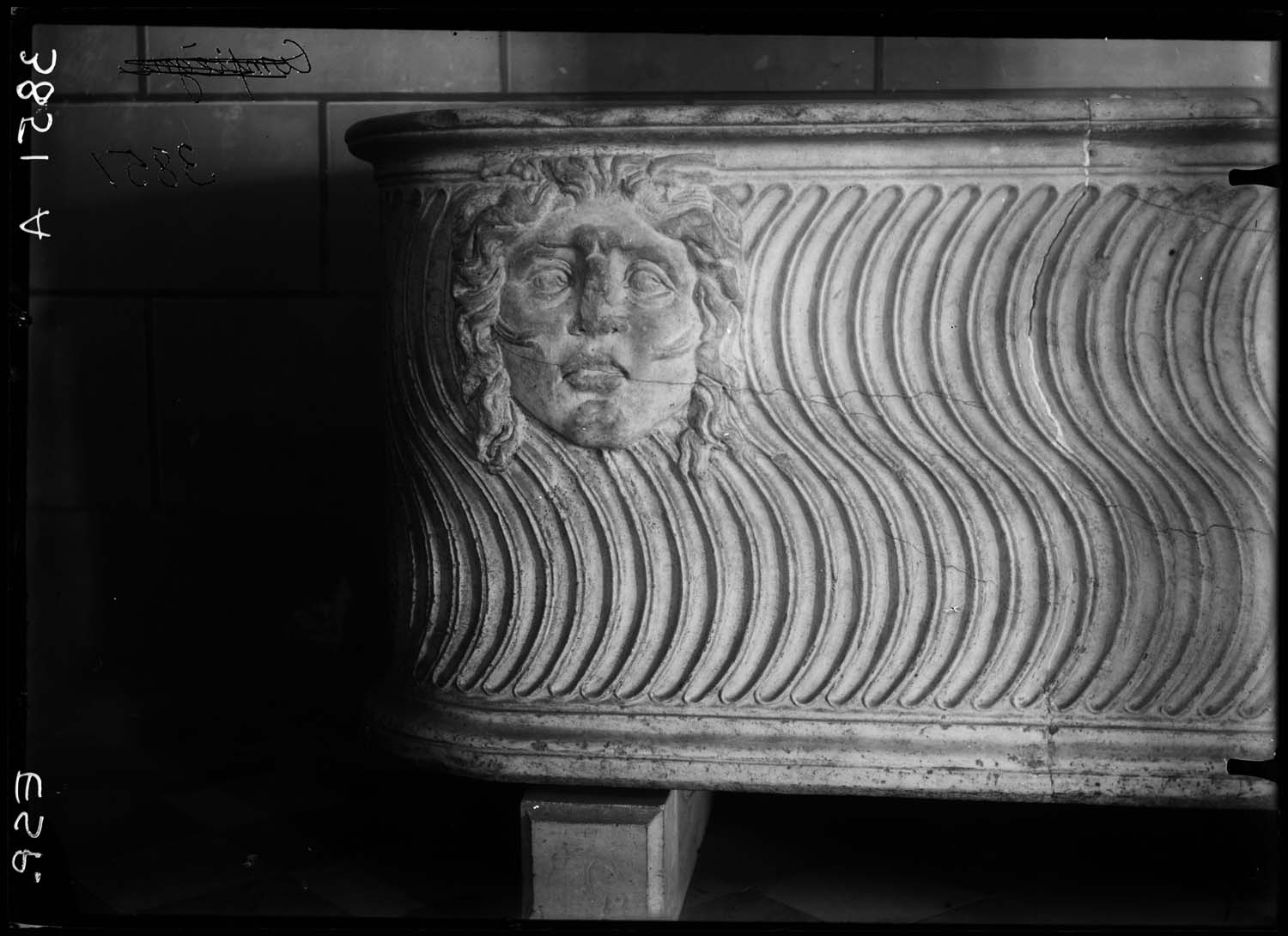 Sarcophage avec têtes ailées de jeune Méduse