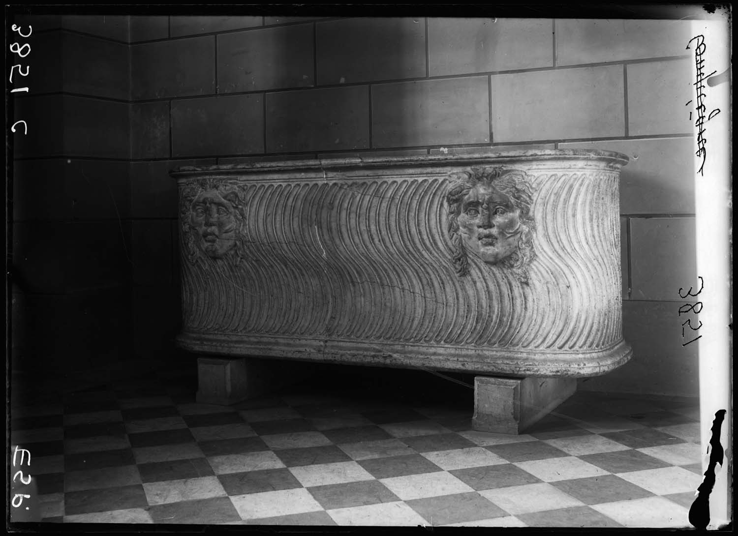 Sarcophage avec têtes ailées de jeune Méduse