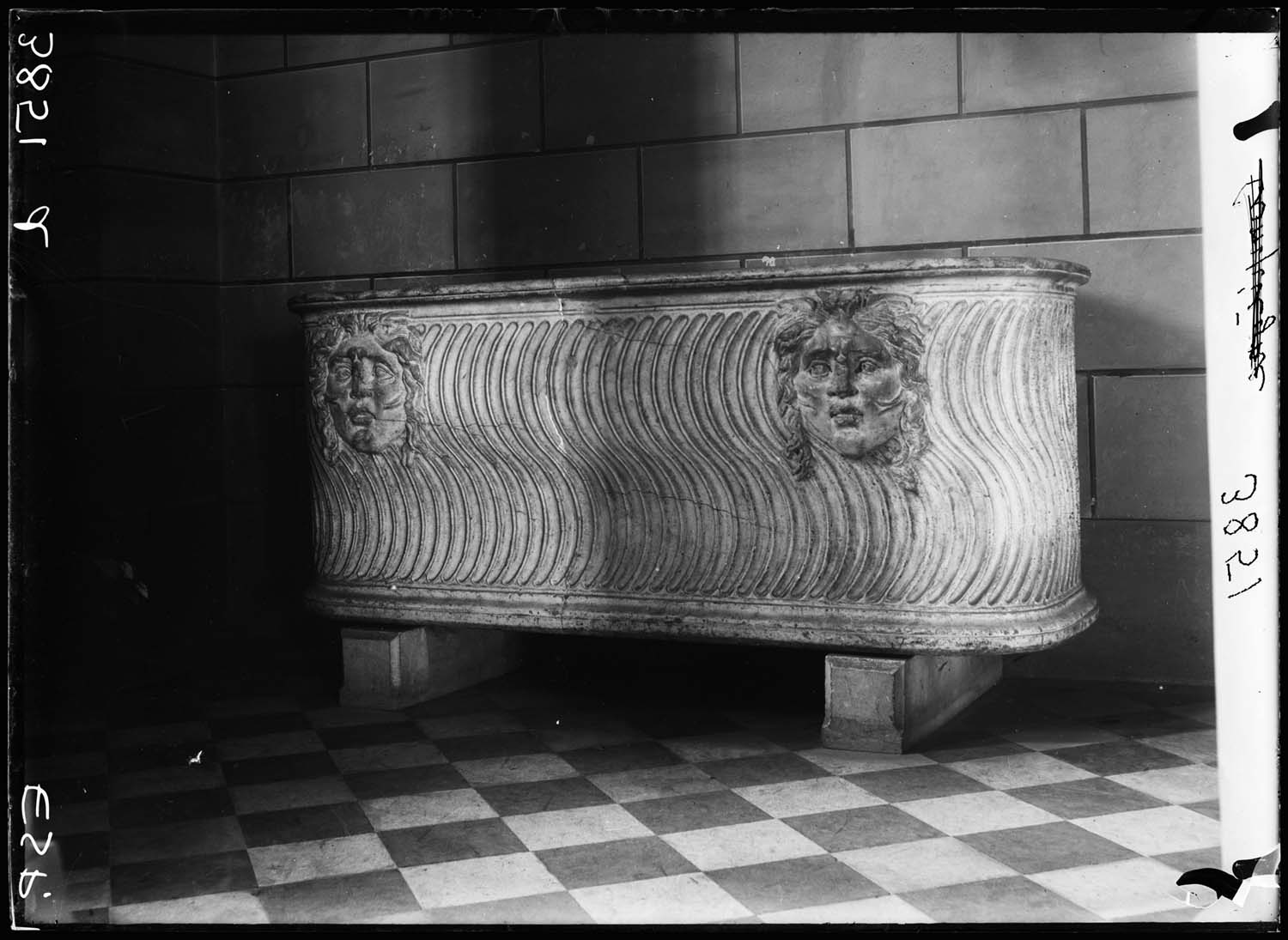 Sarcophage avec têtes ailées de jeune Méduse