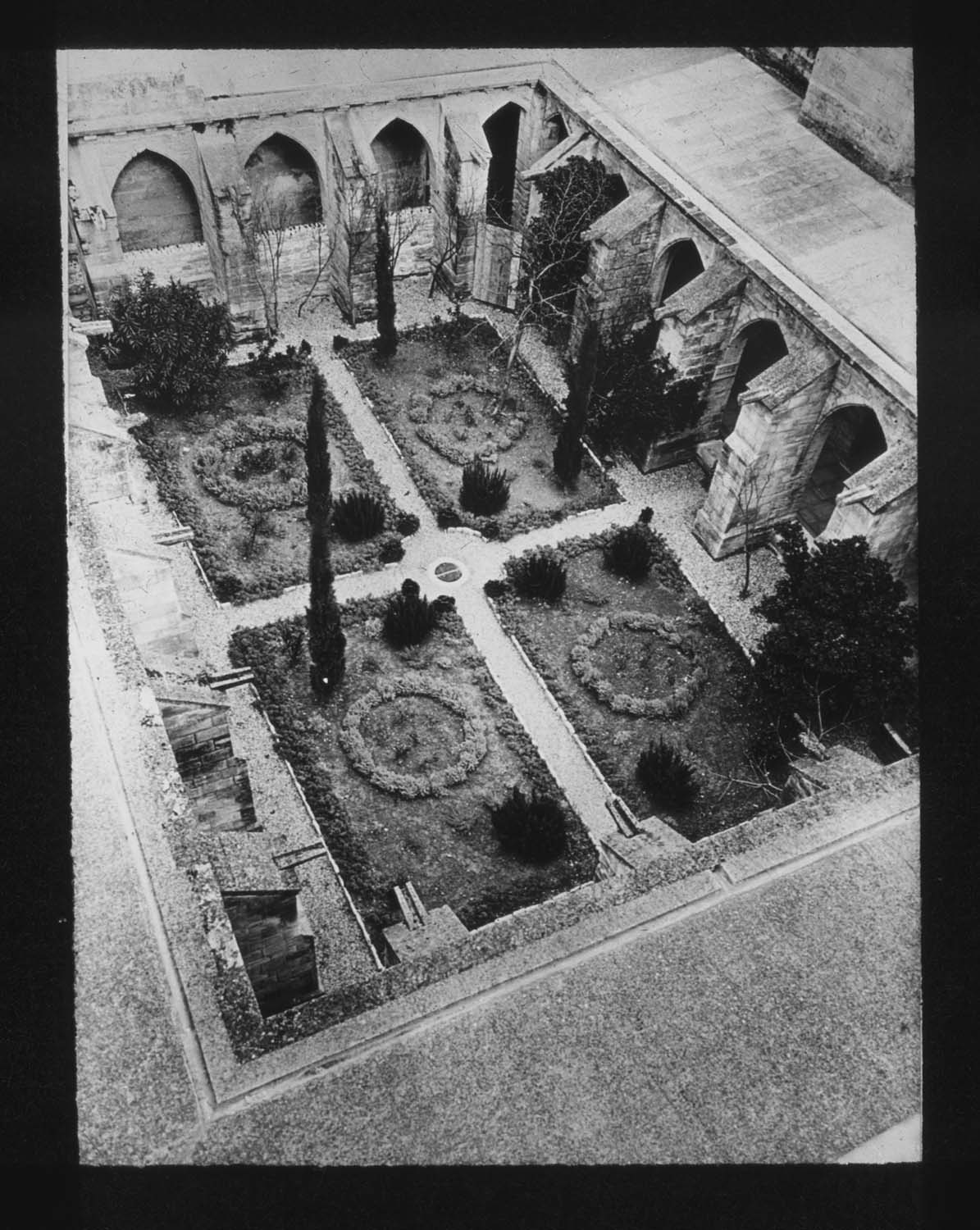 Reproduction d’une photographie du cloître