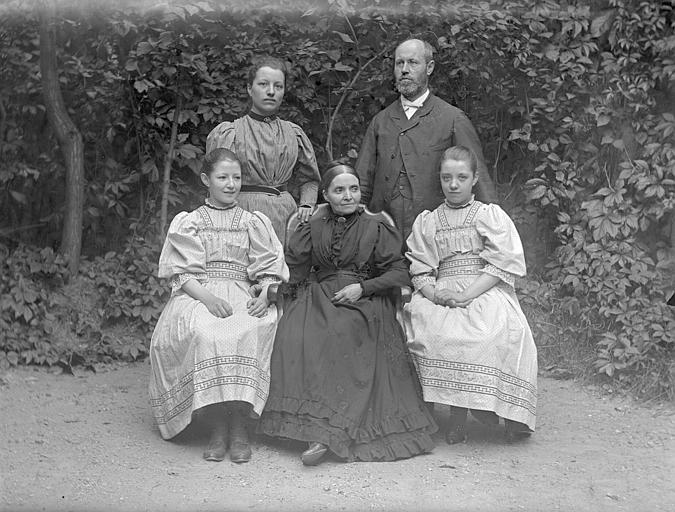 'Famille Bisseux ; [Portrait de groupe]'