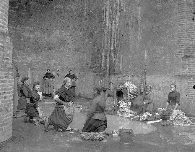 'Lavoir du Verdussé à Albi ; [Lavandières au travail]'