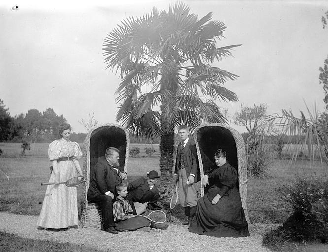 'Sous un palmier près de Lavilledieu ; [Portrait de groupe]'