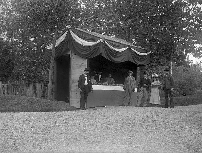 A la kermesse au Parc de Rochegude à Albi, le jour de l'inauguration de la verrerie ouvrière