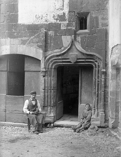 'Rue du Poids ; [Cordonnier à sa porte]'