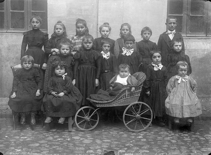 'Enfants d'Albi assistés par la ligue Enfants de France ; [Portrait de groupe]'