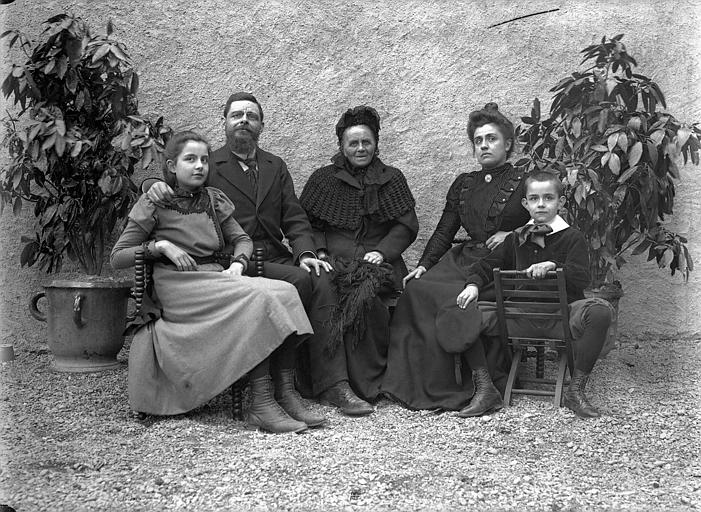 'Famille Estrabant ; [Portrait de groupe]'