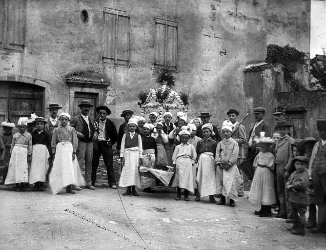 Fête votive à Saint-Antonin, distribution des coques