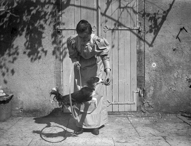 'Loulou, sautez ! ; [Jeune fille faisant passer son chien au travers d'un cerceau]'