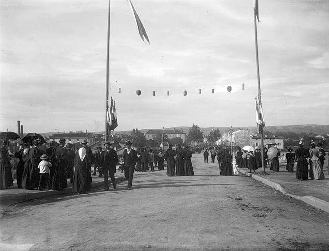 Le boulevard de Strasbourg, le jour de l'innauguration de la verrerie ouvrière.