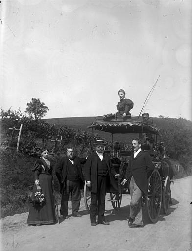 'En excursion à Saint-Juéry ; [portrait de groupe autour del'attelage]'