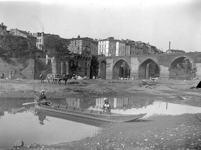 'Le pont Vieux à Albi ; [Deux personnes en barque]'