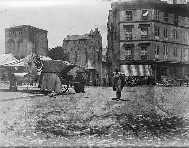 Sur la place Saint-Cécile à Albi