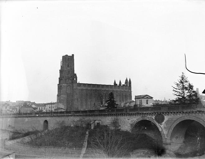 Le viaduc du chemin de fer et la cathédrale d'Albi