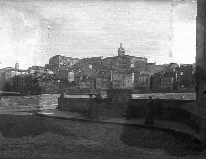 Le Lycée d'Albi vu du Pont-Vieux