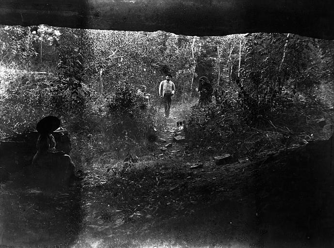 Vue prise de l'intérieur de la grotte de la Gourgue près Saint-Antonin