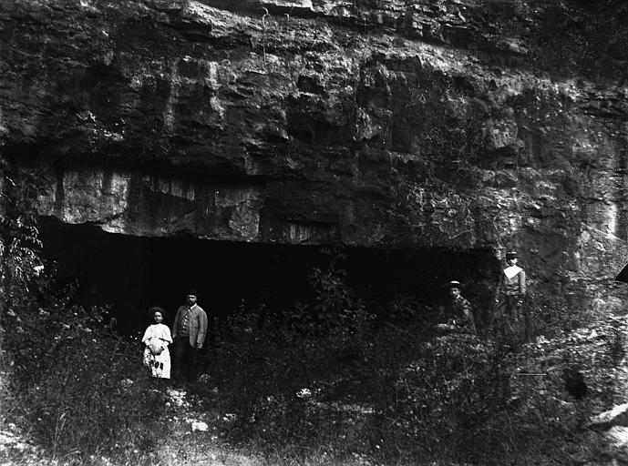 Entrée de la grotte de la Gourgue près Saint-Antonin