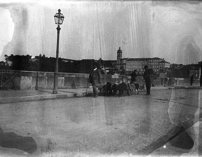 'Au bout du Pont-Neuf ; [Berger conduisant son troupeau]'