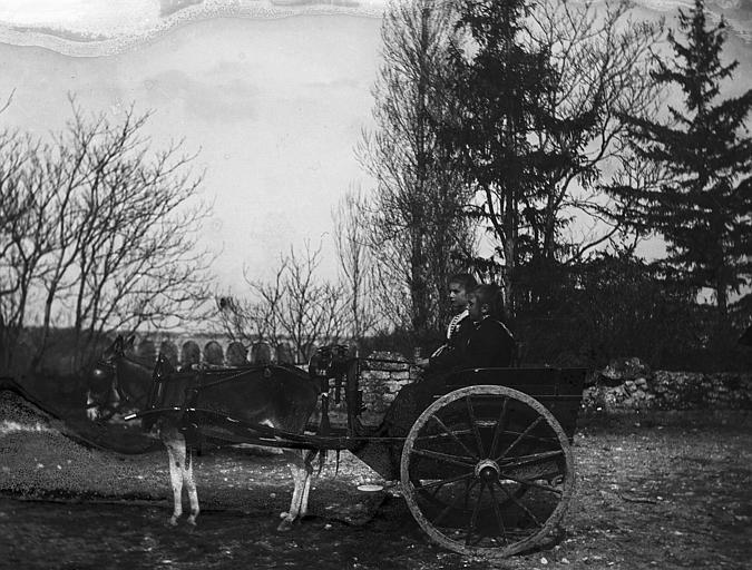 Dans la cour du Château de Bélesta près Caylhussac