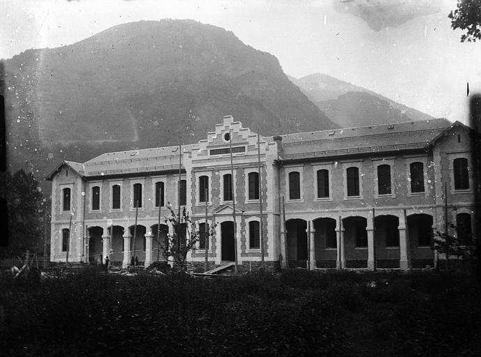 Hôpital thermal en construction à Luchon