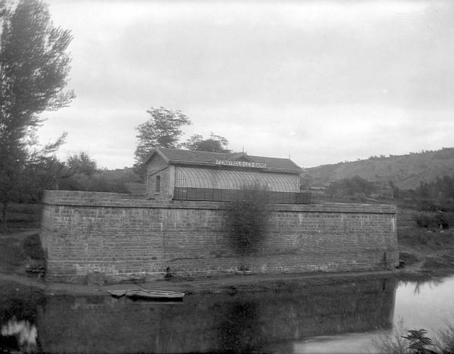 Etablissement thermal à Féneyrols vu du chemin de fer