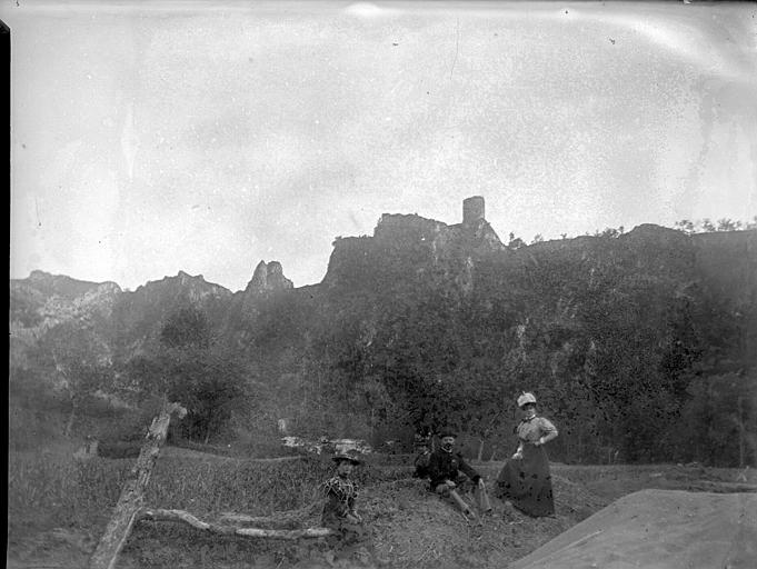 Groupe de personnes dans les ruines du château de Thuriès près Pampelone