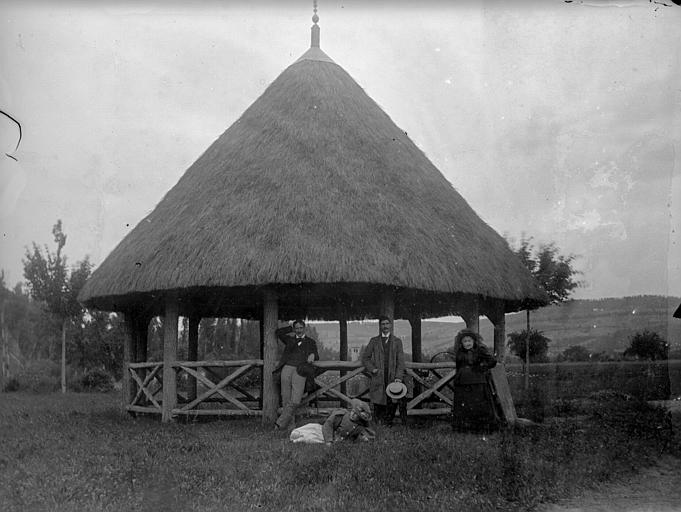 Kiosque couvert de chaume à Féneyrols