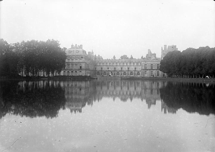 Château de Fontainebleau ;  bassin des Carpes