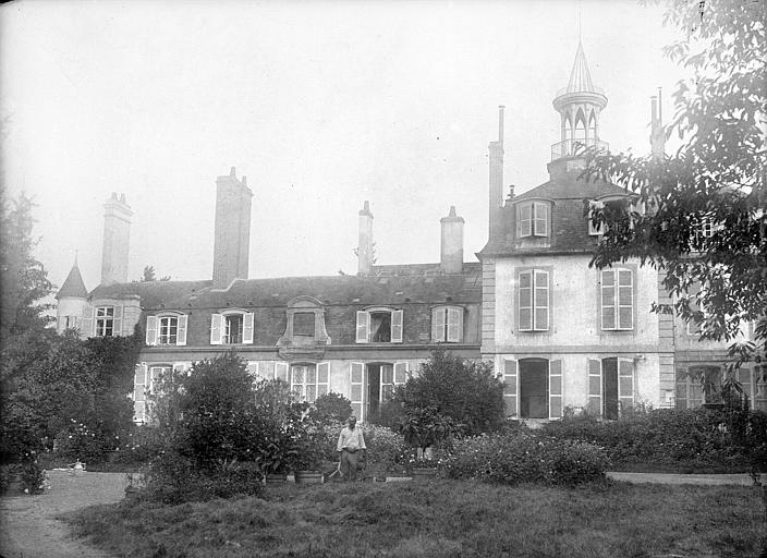 Château de la Chaussade à Guérigny (Nièvre) ; [Façade sur le parc]