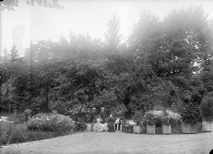 Dans le parc du château de la Chaussade ; [Groupe de personnes]