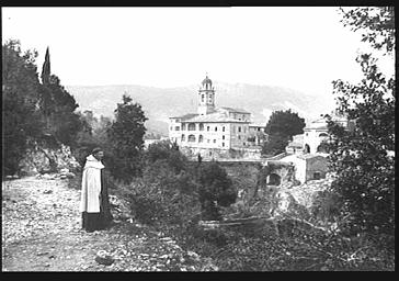 Vue générale de l'abbaye avec un moine