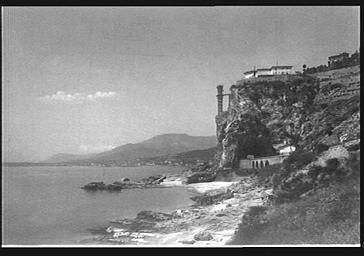 Les Rochers Rouges près de Menton avec villas et voie ferrée
