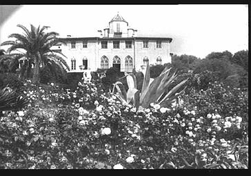 Vue d'ensemble de la villa et du jardin de style hispano-mauresque
