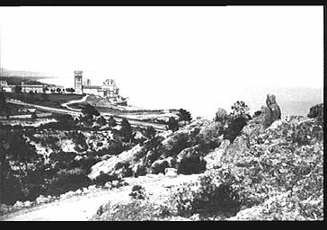 Vue sur le château depuis l'arrière-pays