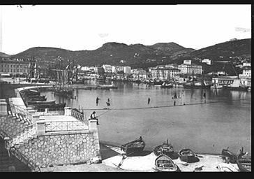 Vue d'ensemble avec des bateaux à voiles