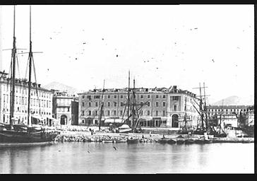 Bateaux à voiles et immeubles derrières