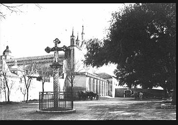 Eglise et croix de chemin