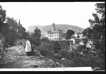 Vue générale de l'abbaye avec un moine