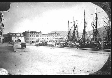 Vue des quais et des bateaux à voile