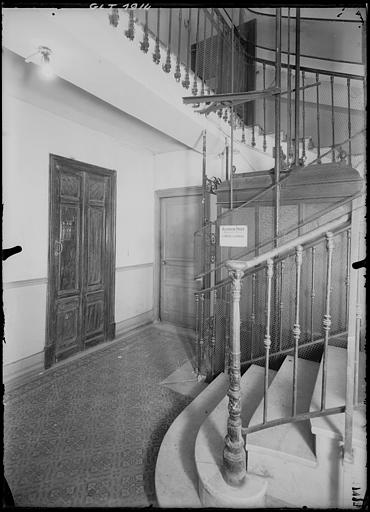 Intérieur, l'escalier, affiche sur la cage 'l'ascenseur privé, strictement réservé à l'Hôtel du Cercle'. Porte en face : SOFDEA, Société Française d'Edition d'Art.
