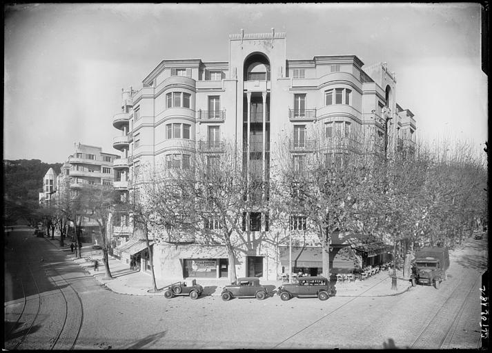 Immeuble de six étages : 1930 inscrit sur le haut de façade