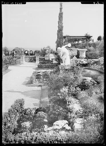 Parc, le parterre agrémenté d'une statue de Dyscobole