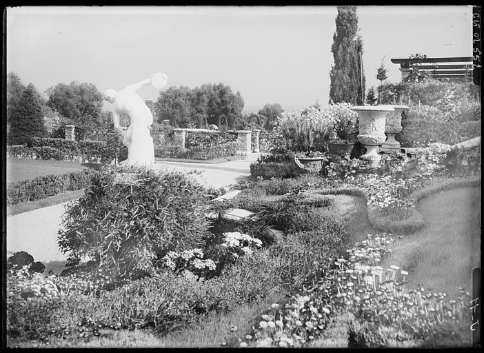 Parc, le parterre agrémenté d'une statue de Dyscobole et des vasques