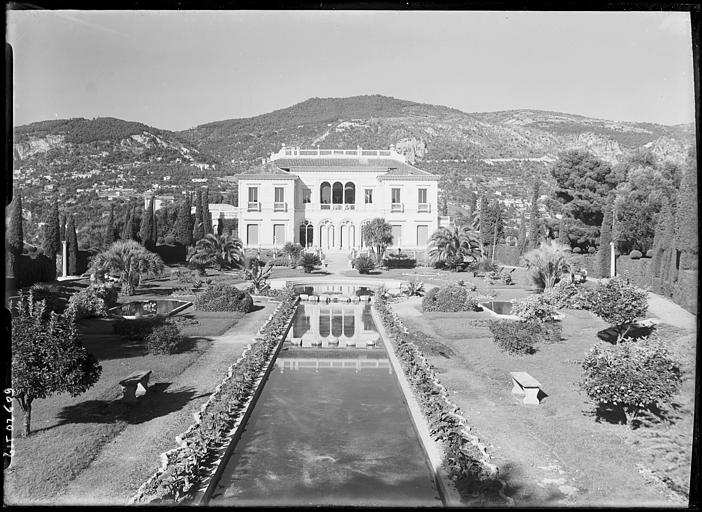 Vue générale de la villa et du parc