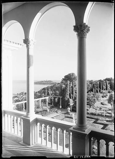 Vue de la terrasse sur le parc et la baie