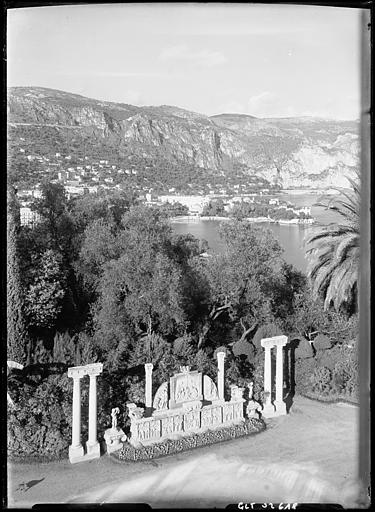 Exposition d'un bas-relief dans le parc, vue sur la baie